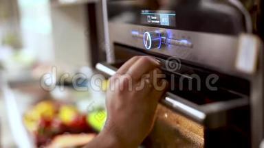 <strong>编制</strong>烹饪食品的现代烤箱，手控制厨房电器烤箱的温度